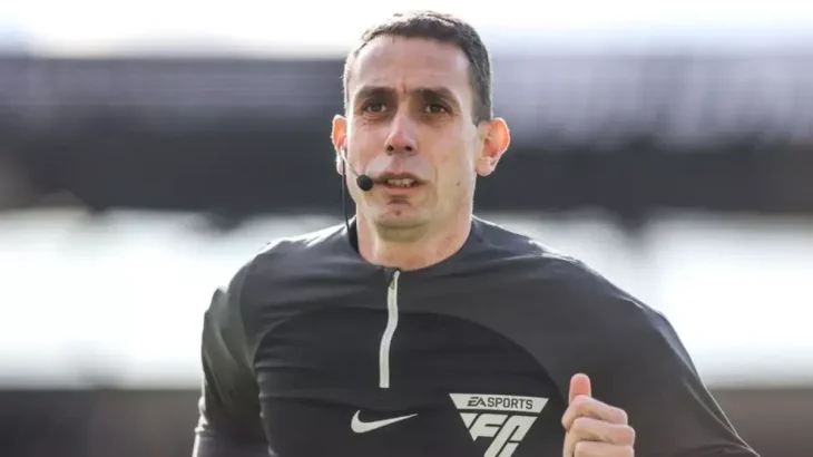 Rozhodčí v Premier League vydělávají víc než lékaři. V Česku si pískáním nevydělají ani na průměrnou mzdu