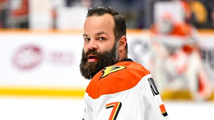 Radko Gudas znovu rozvířil NHL. Tvrdým hitem na Perryho ukázal, proč se ho soupeři obávají
