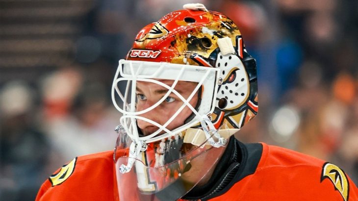 Lukáš Dostál znovu září v NHL. Proti Edmontonu oslňoval jak výkonem, tak módou