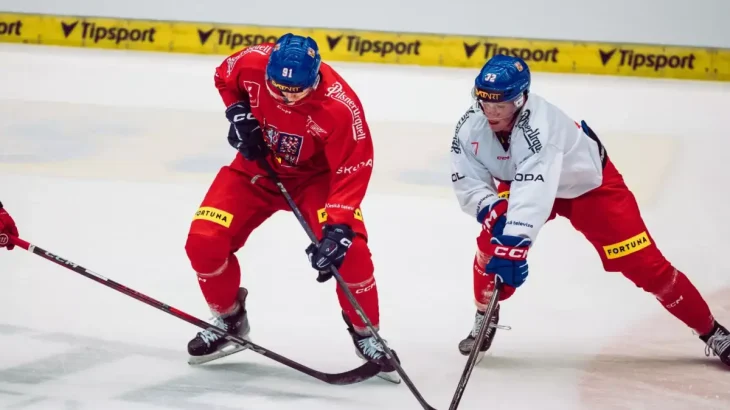 Reprezentace před hokejovým MS ztrácí opory. Trenér Rulík dává šanci novým tvářím – i vášnivému rybáři