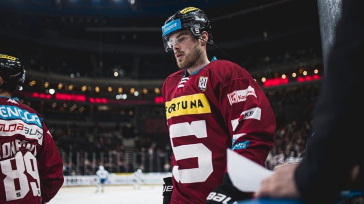 Zraněný Hrabík sleduje hořký konec Sparty. Léčí ho dcera legendy z Nagana